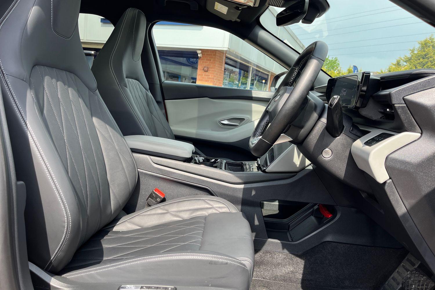 Ford EXPLORER Photo 16