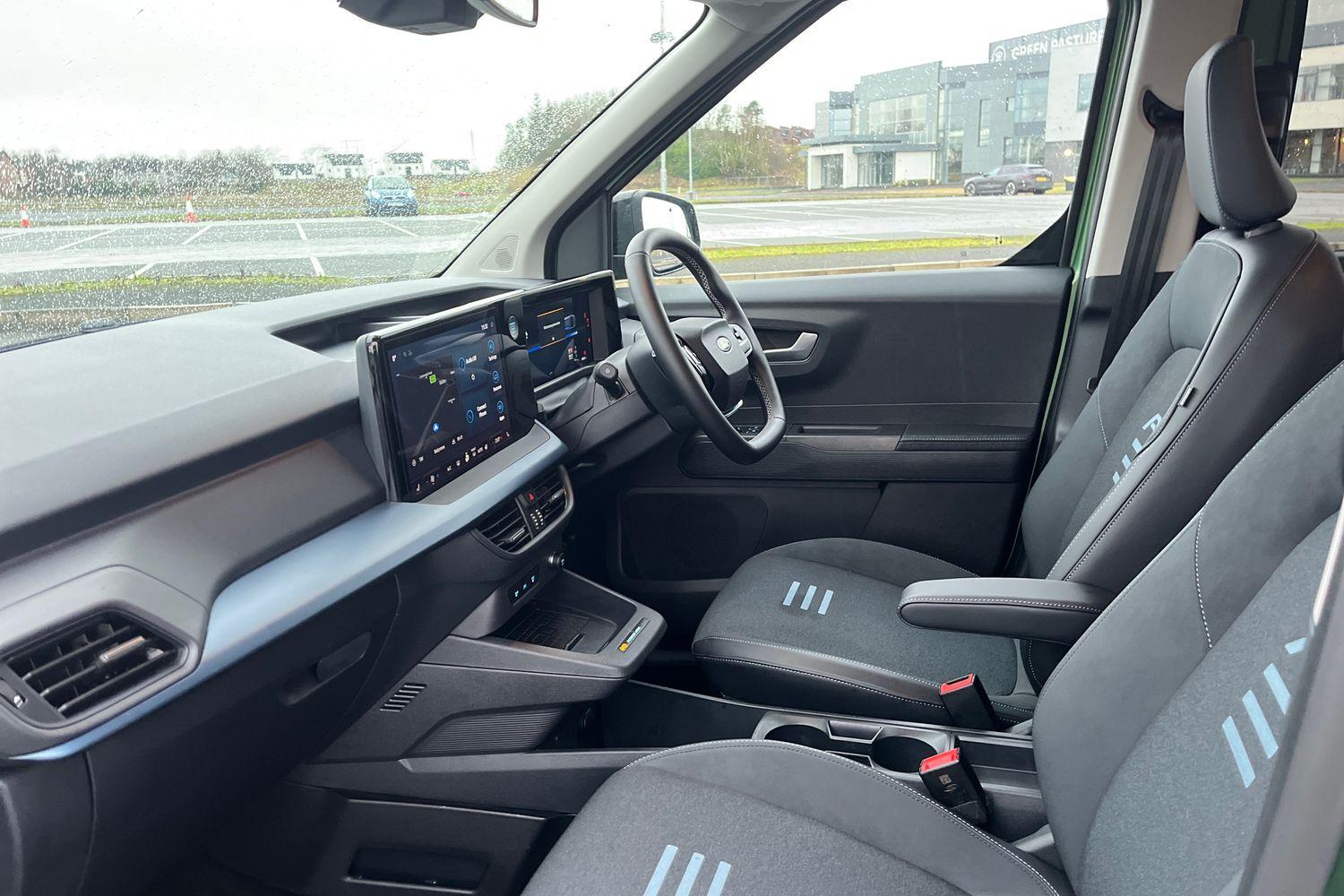 Ford E-Tourneo Courier Photo 17