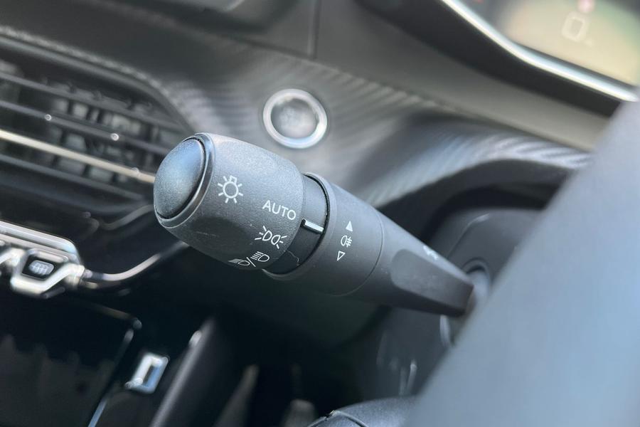 Peugeot 208 Photo autoimg-26c5cf7125e15f59bcaa57a13f0eb8dcaa9783c3.jpg