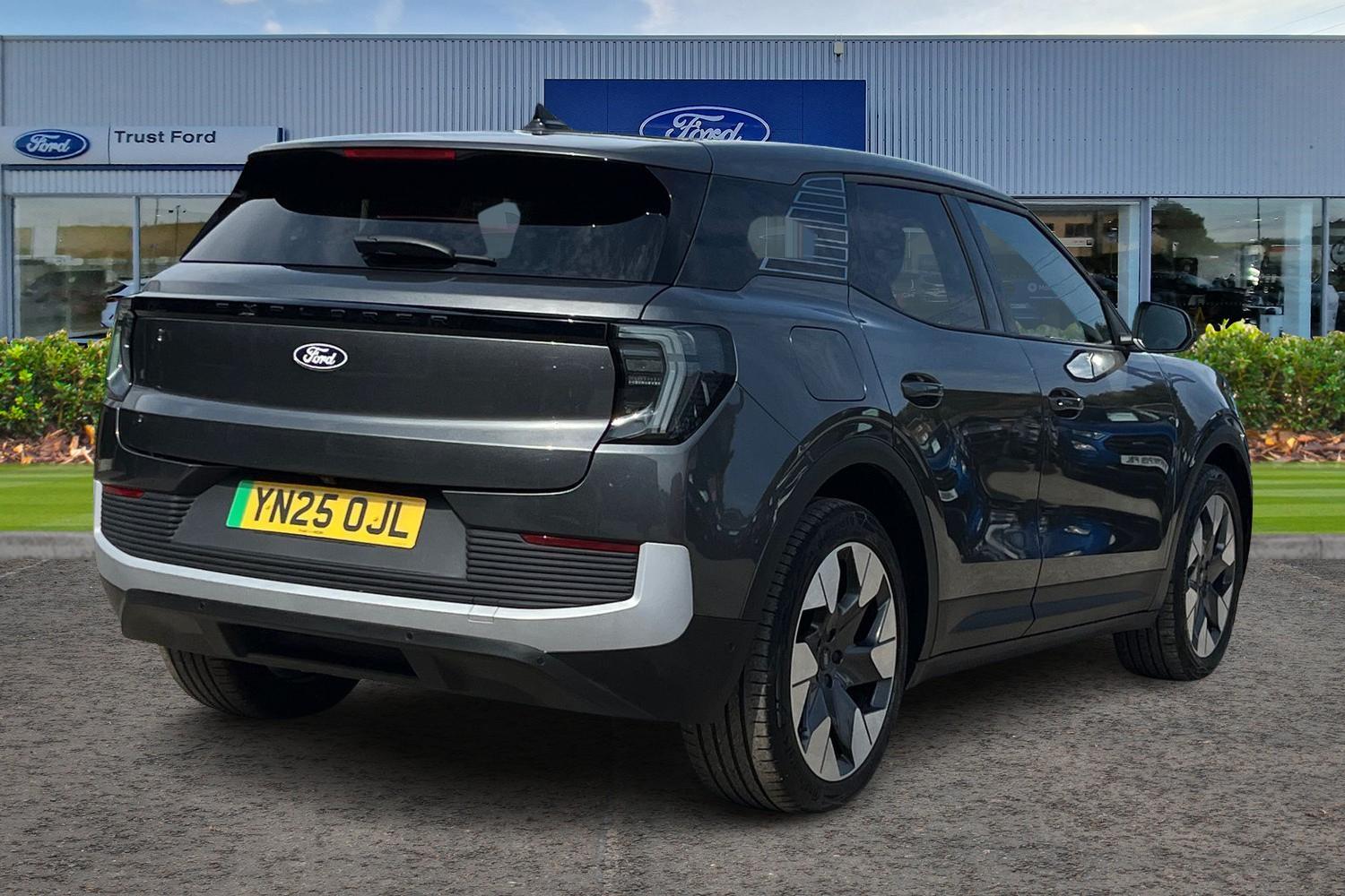 Ford EXPLORER Photo 3