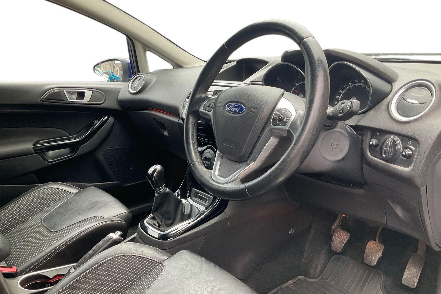 Ford FIESTA Photo 8