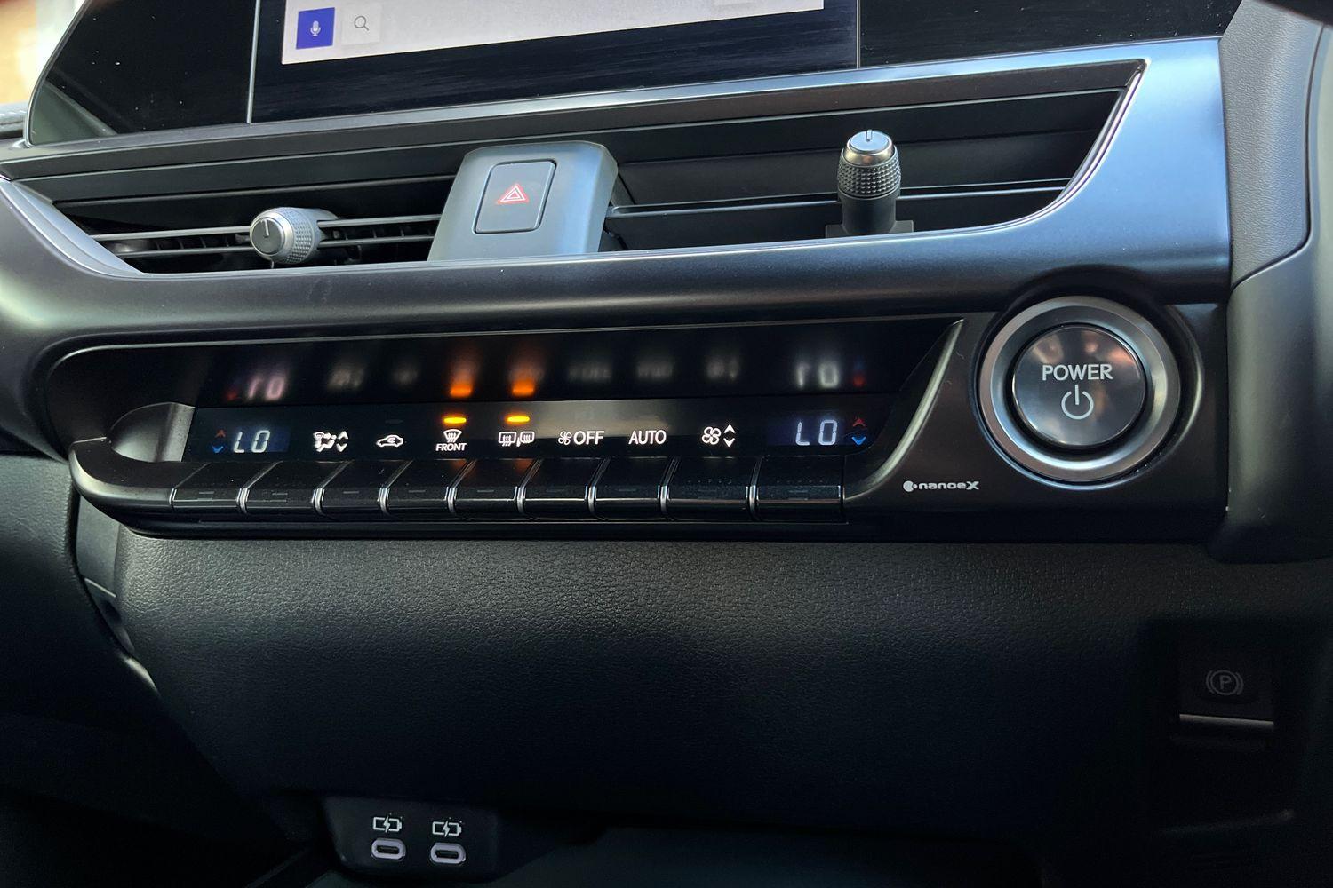 Lexus UX Photo 32