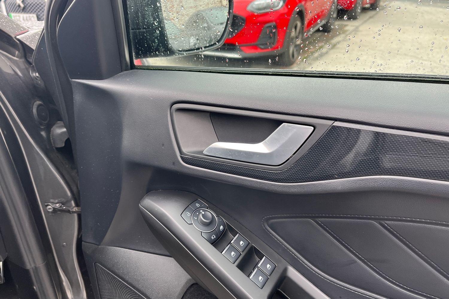 Ford FOCUS Photo 24