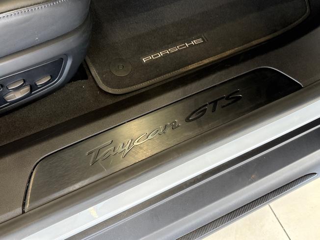 Porsche Taycan Photo 30