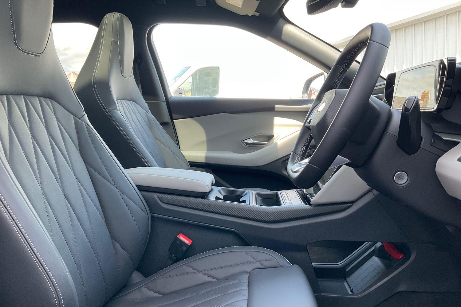 Ford EXPLORER Photo 16