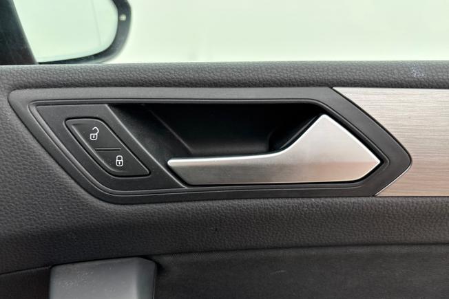 VOLKSWAGEN Touran Photo 24