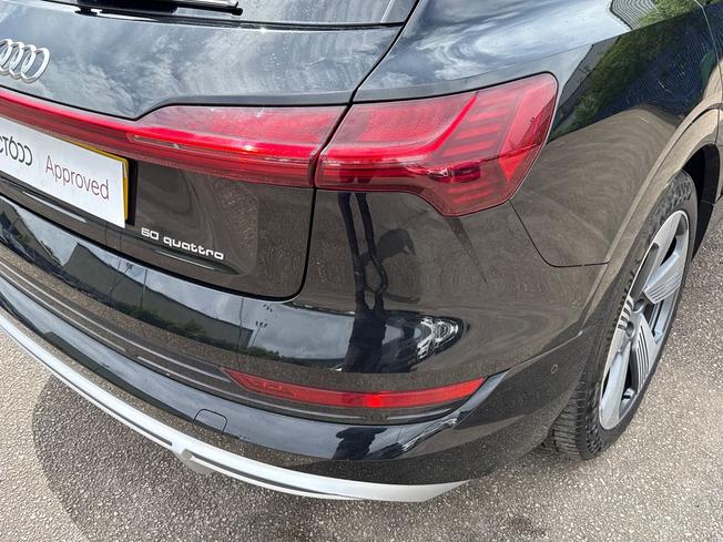 AUDI e-tron Photo 18