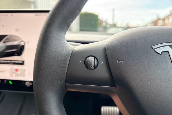TESLA Model 3 Photo 16