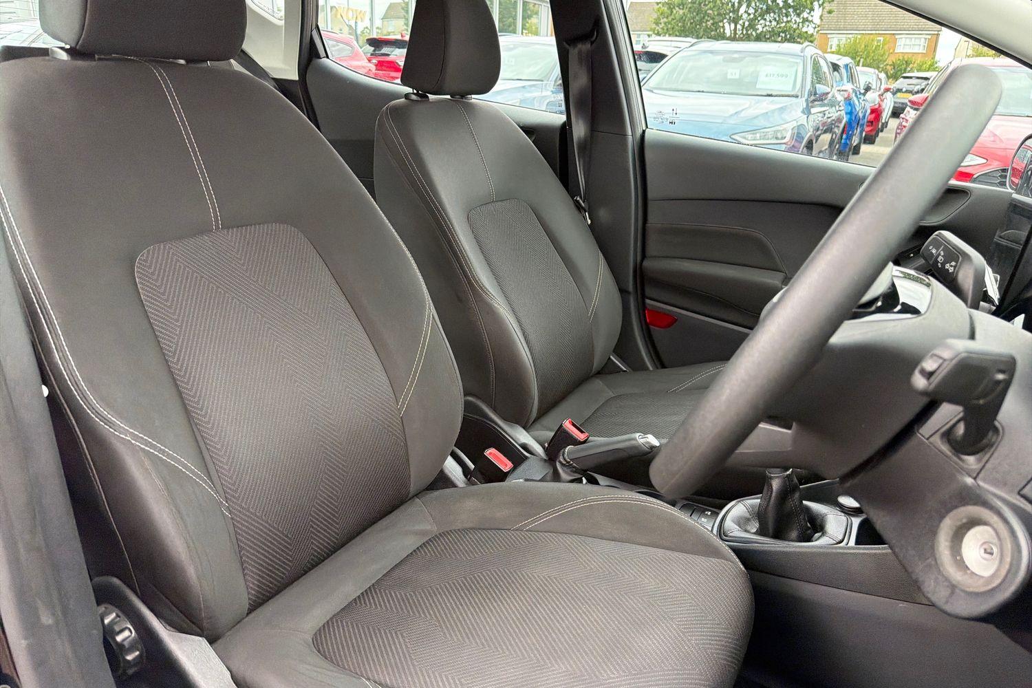 Ford FIESTA Photo 16