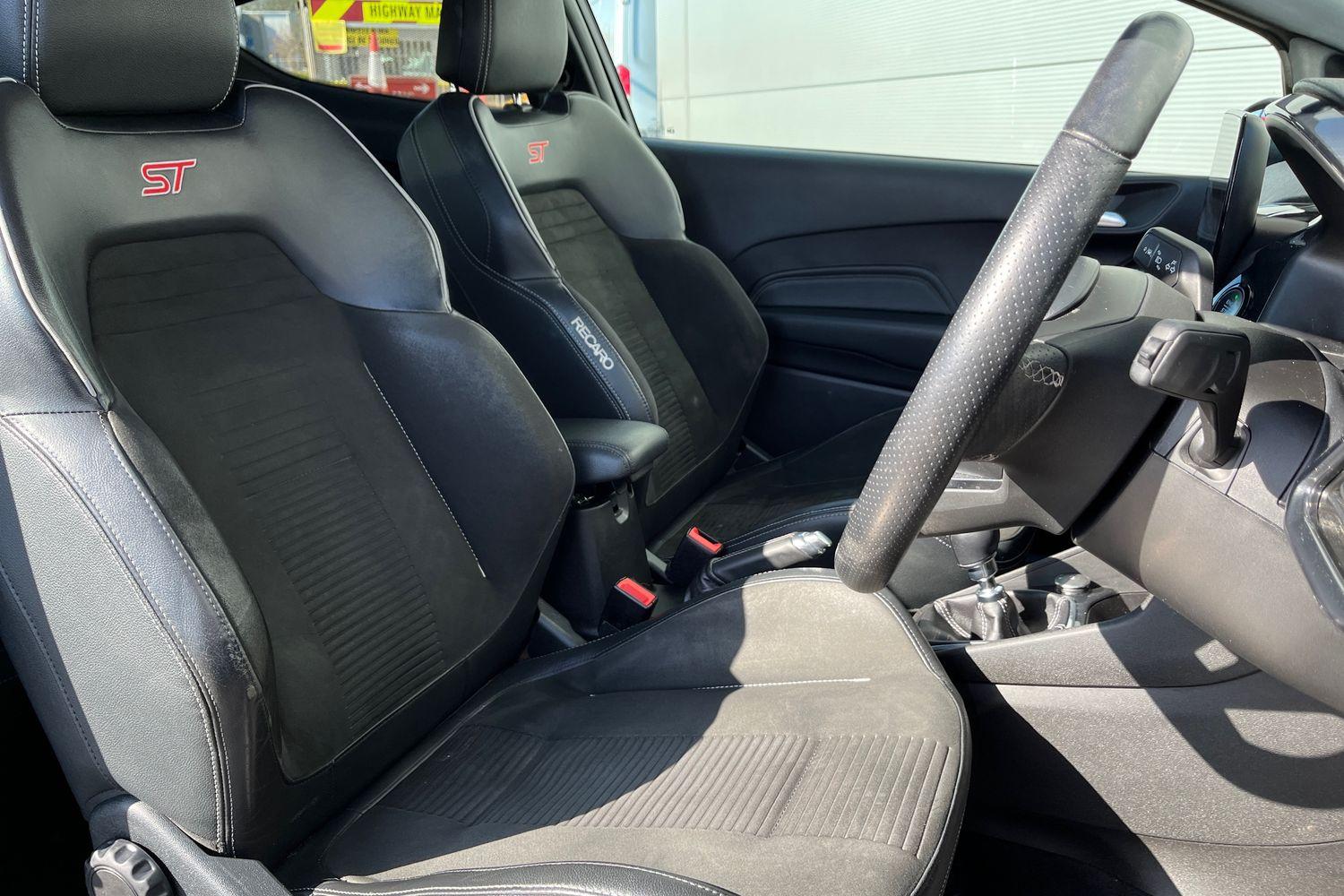 Ford FIESTA Photo 16