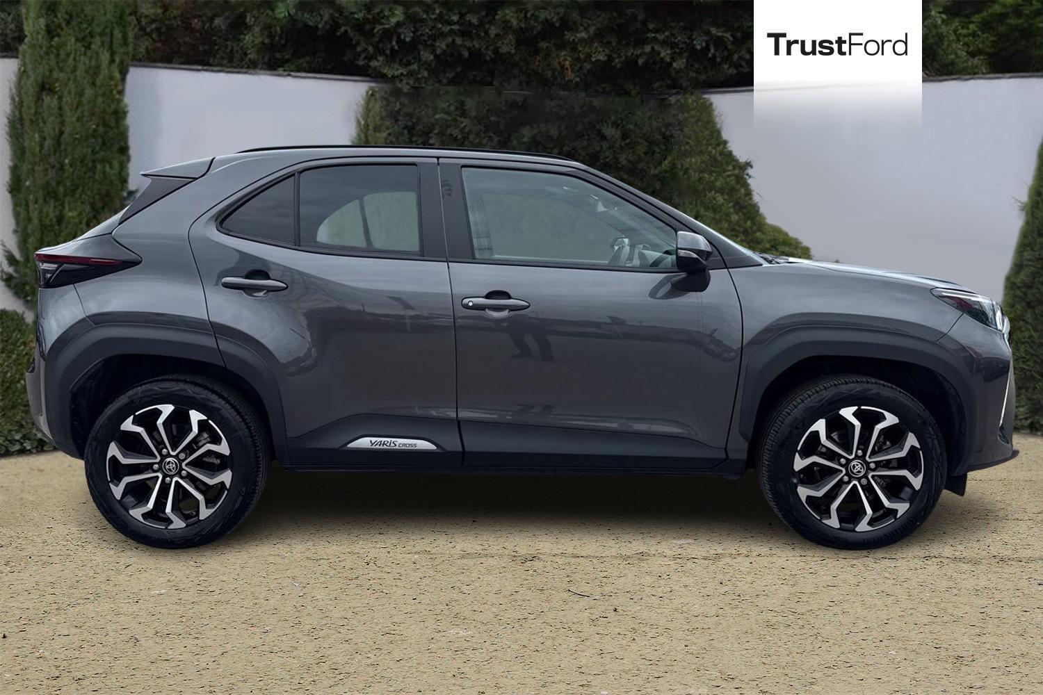 Toyota YARIS CROSS Photo 2