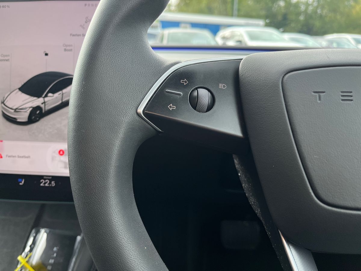 TESLA Model 3 Photo 15
