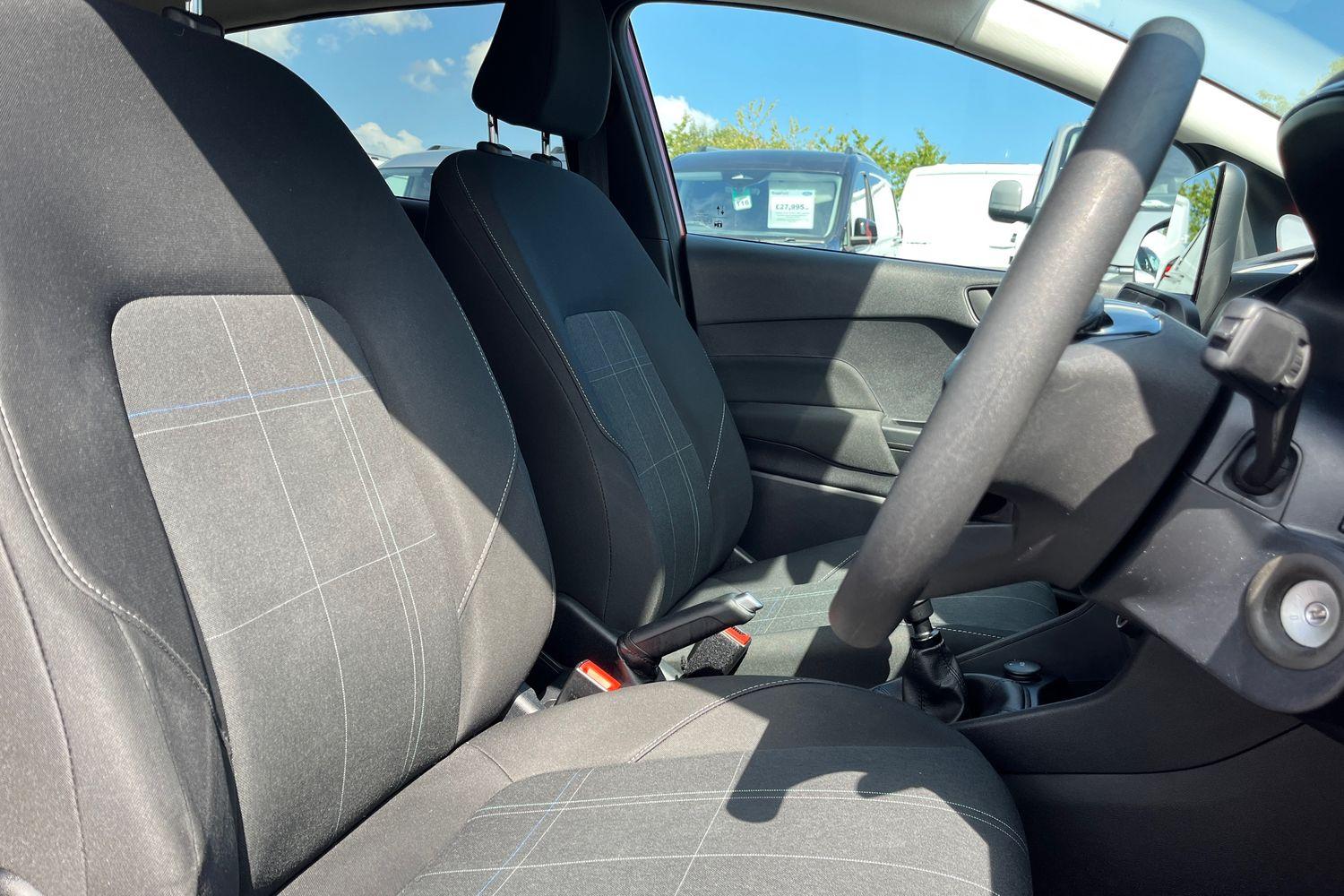 Ford FIESTA Photo 16