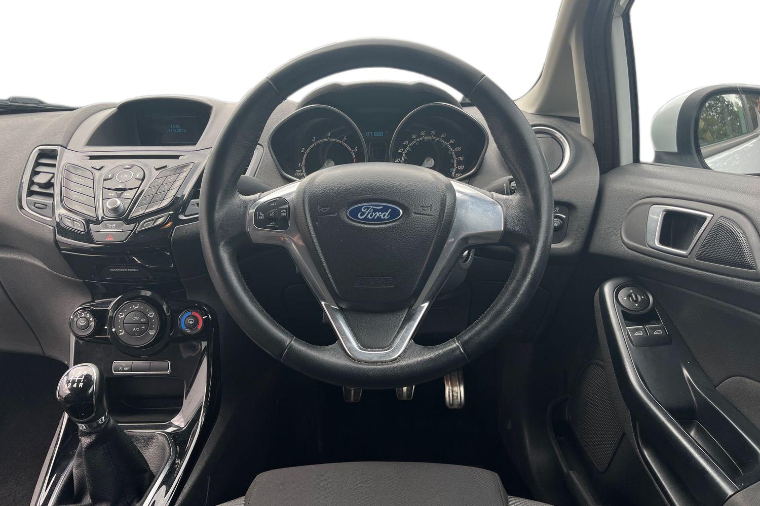 Ford FIESTA Photo 10