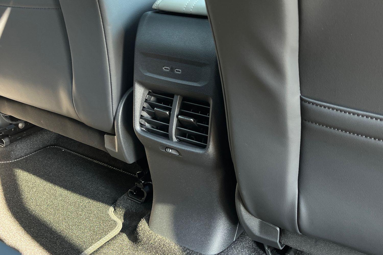 Ford EXPLORER Photo 36