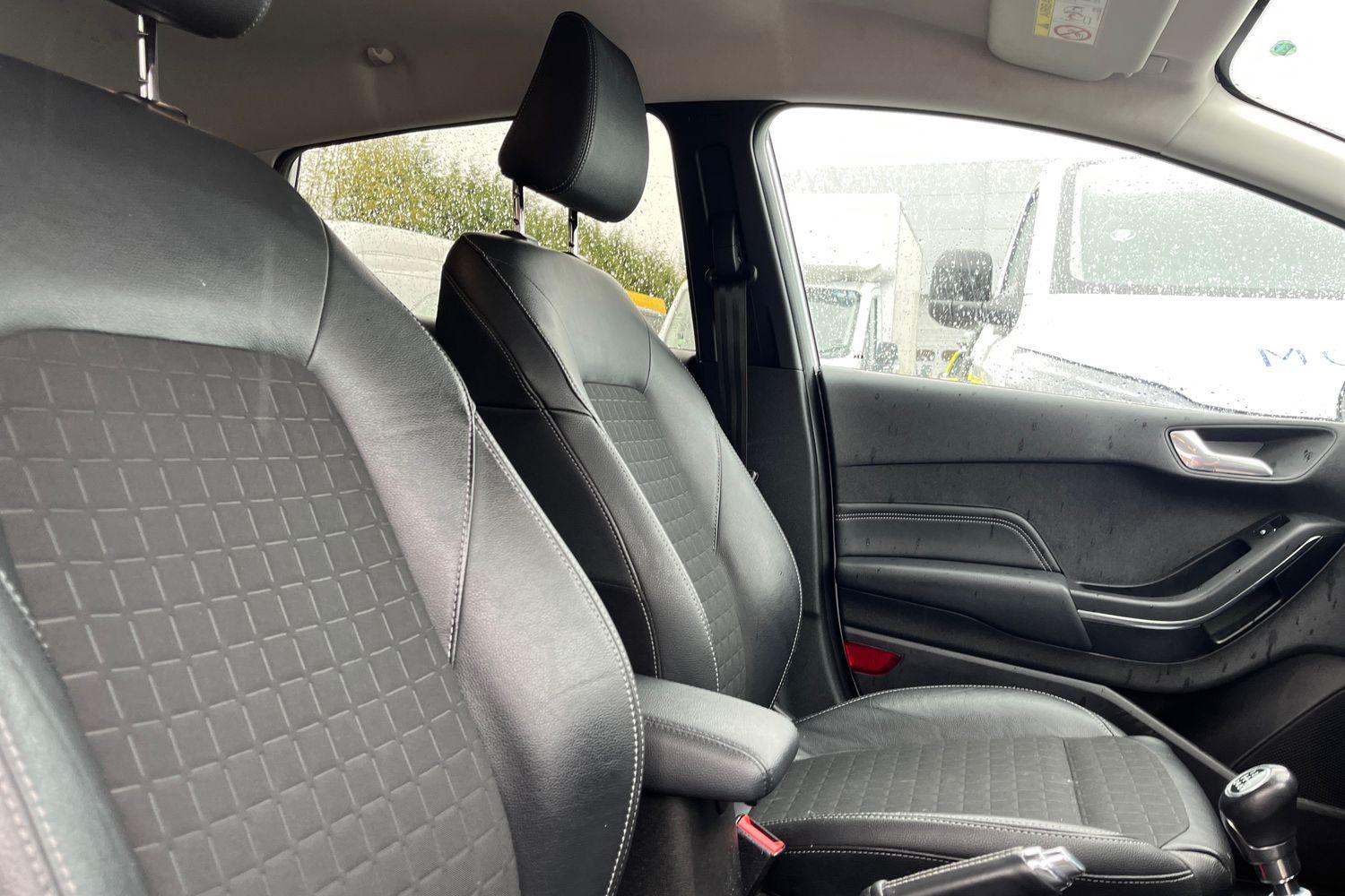 Ford FIESTA Photo 16