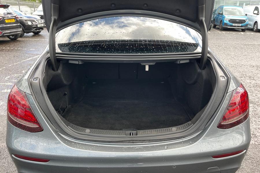 Mercedes-Benz E CLASS Photo autoimg-2825683a10801828c7a943d9ba7eac1fa796ce1e.jpg