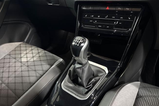 VOLKSWAGEN T-Roc Photo 24