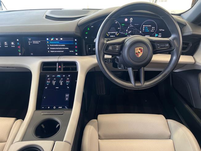 PORSCHE Taycan Photo 27