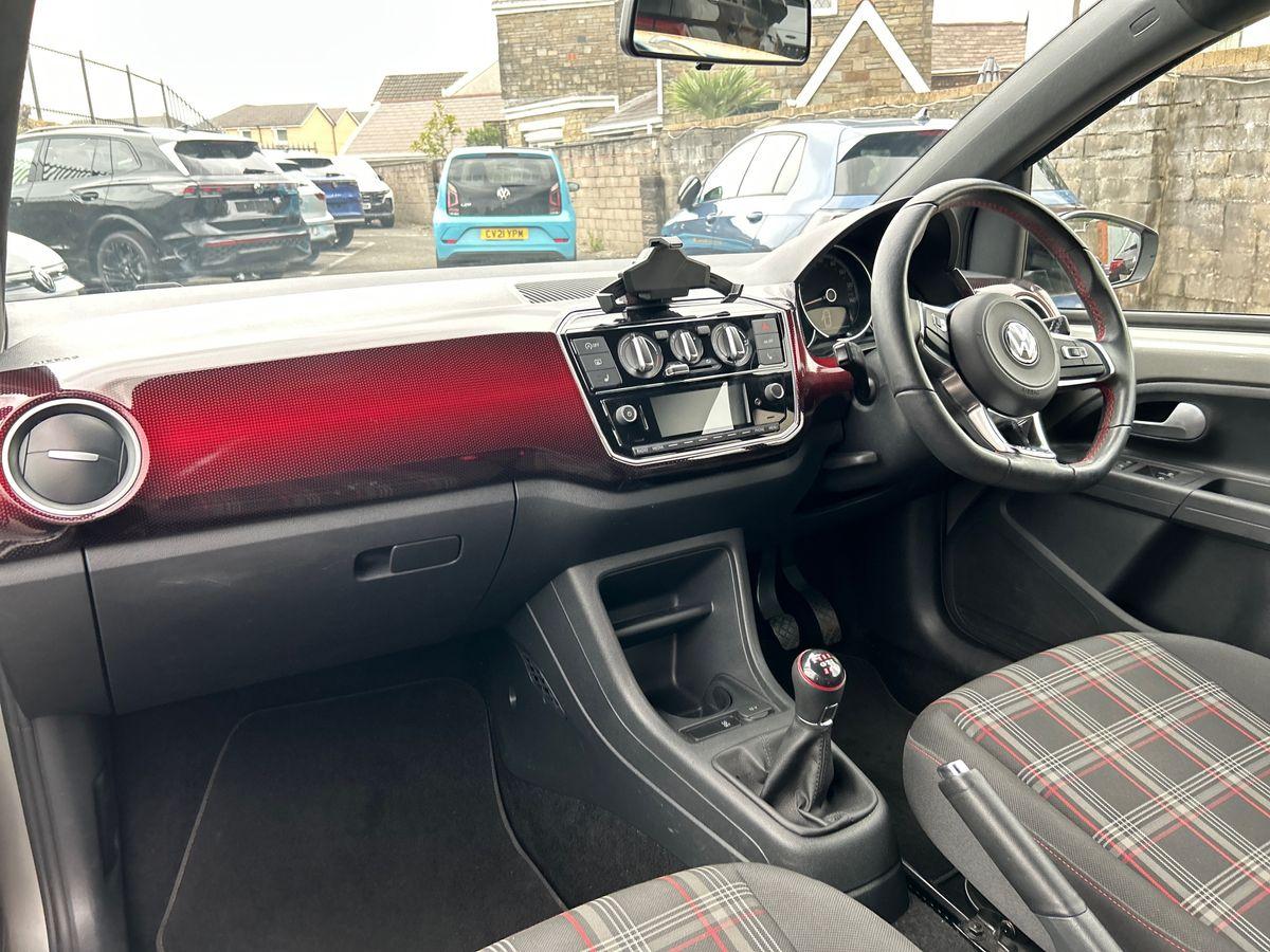 Volkswagen up! Photo autoimg-28507aee5fa1c302c4217df48a3c87ef012a8e38.jpg