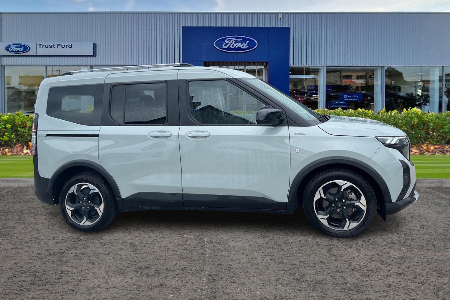 Ford E-Tourneo Courier Photo 2