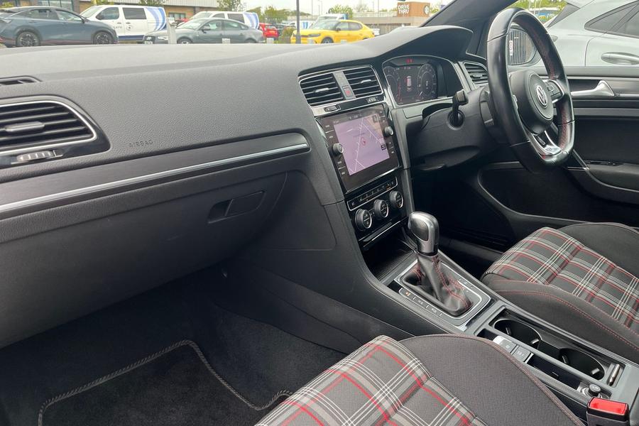 Volkswagen GOLF Photo autoimg-2871d6a466500ad416056384782c145bf162a725.jpg
