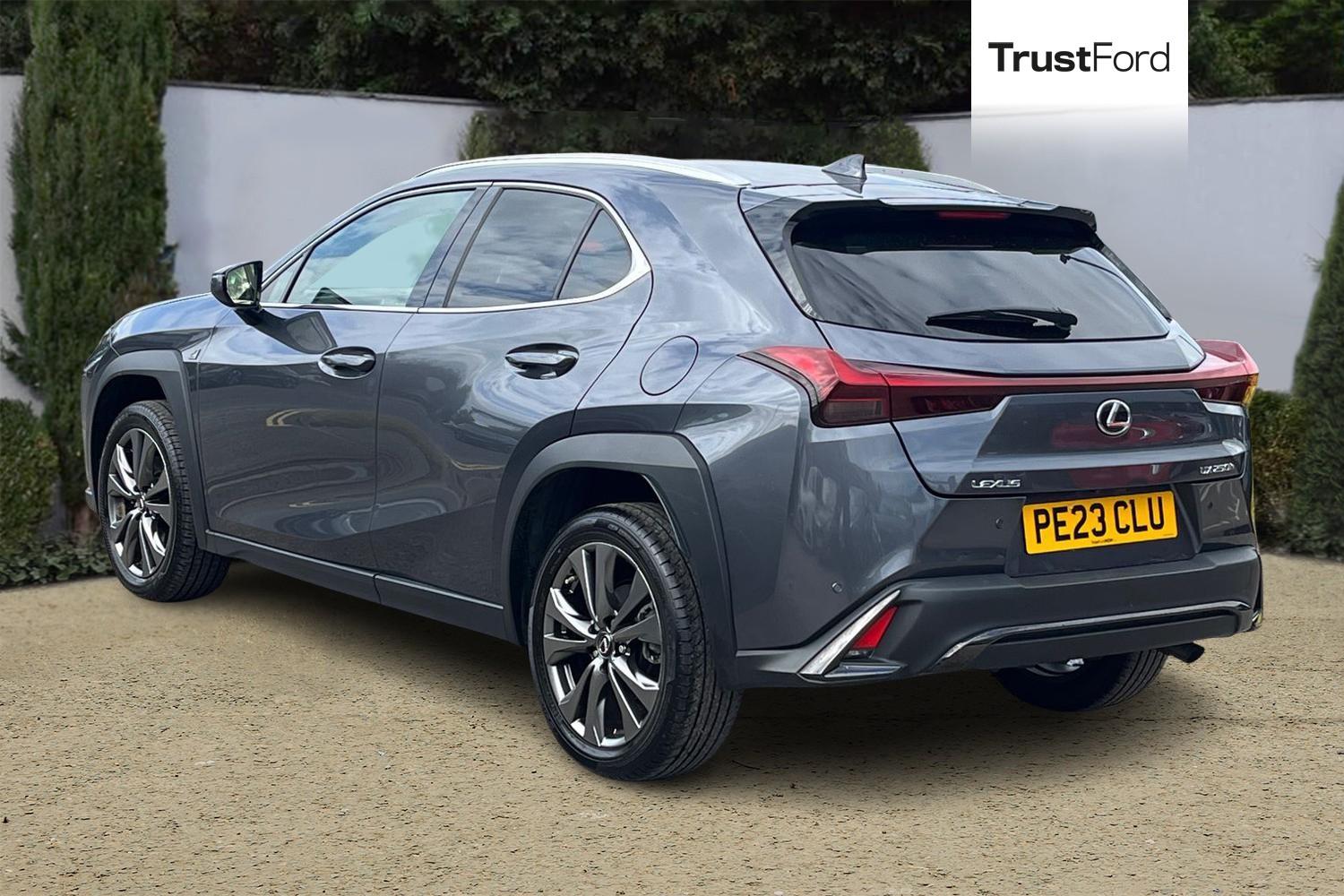 Lexus UX Photo 1
