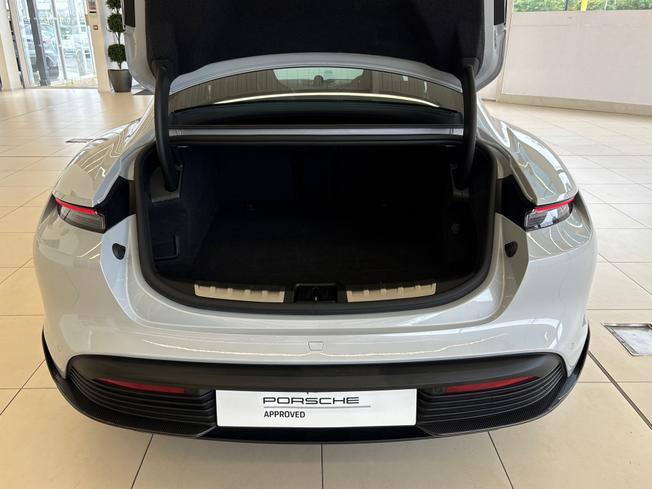 Porsche Taycan Photo 19