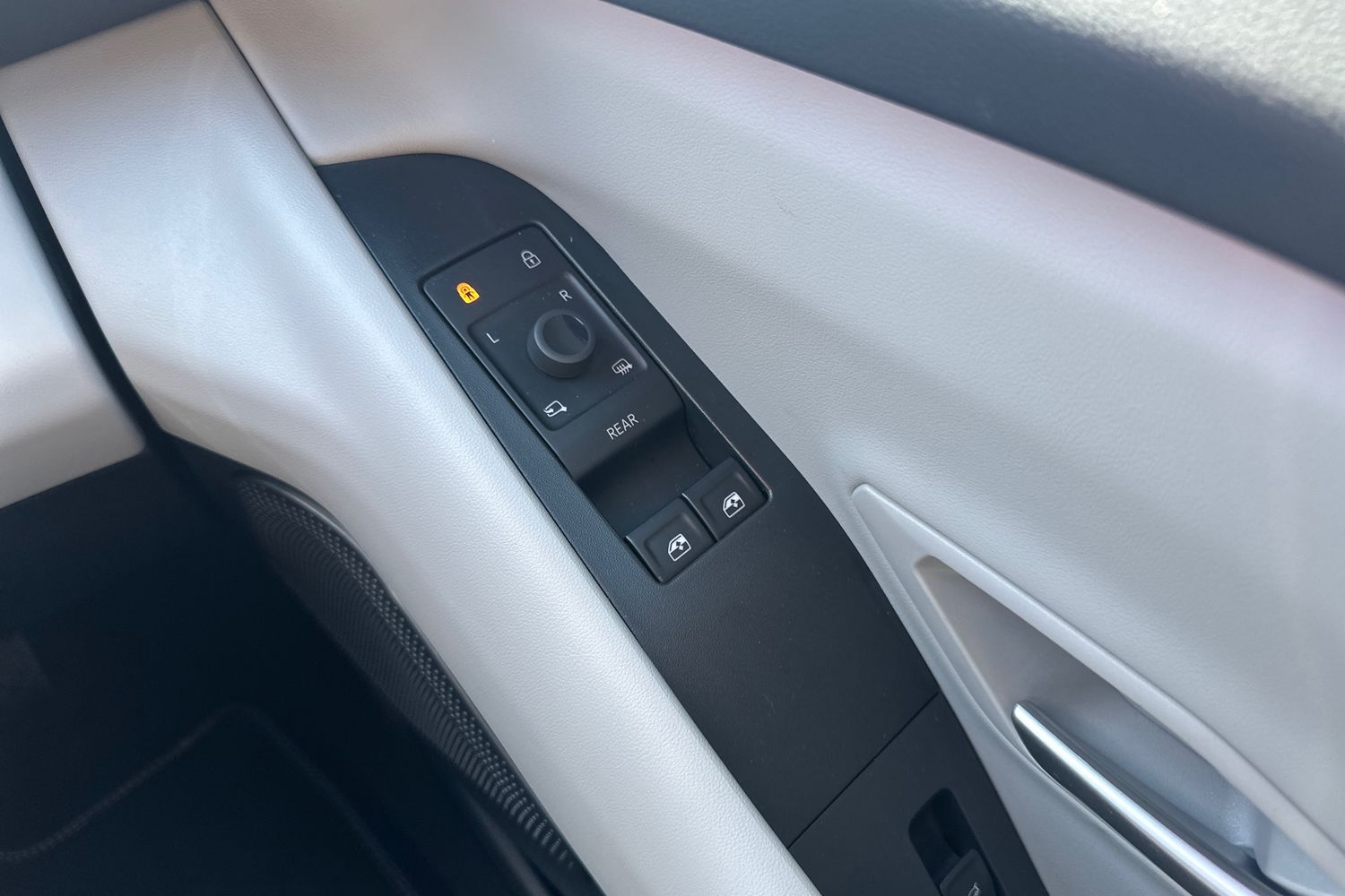 Ford EXPLORER Photo 15