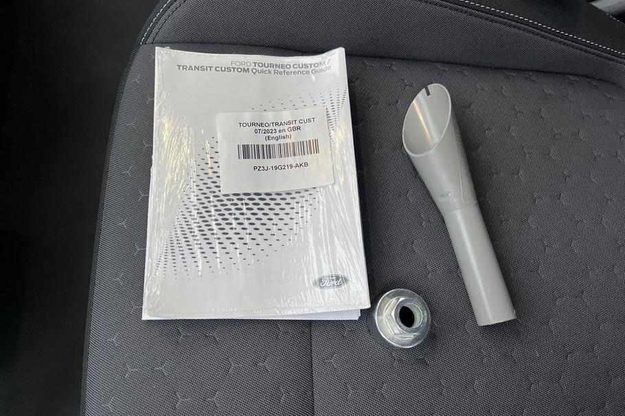 Used Ford TRANSIT CUSTOM YO25URE 15