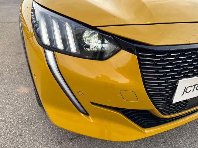 PEUGEOT 208 Photo 28