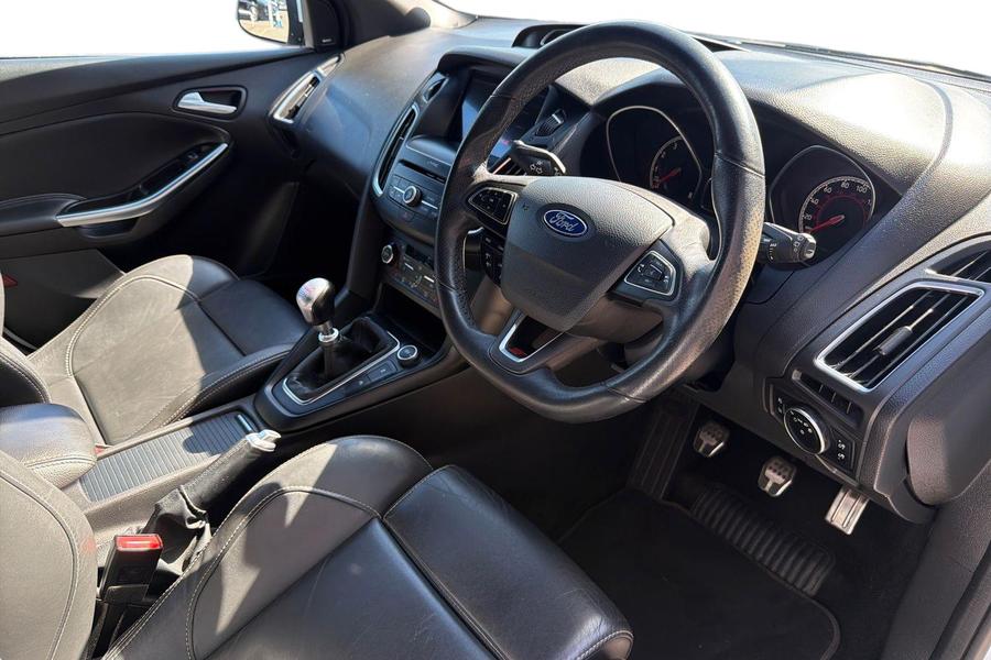 Ford FOCUS Photo autoimg-29222cc2514f275f52e311cb13864229d034be99.jpg
