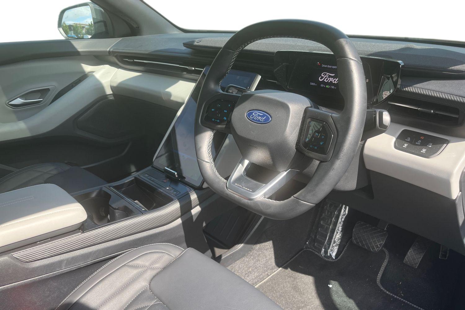 Ford Explorer Photo 8