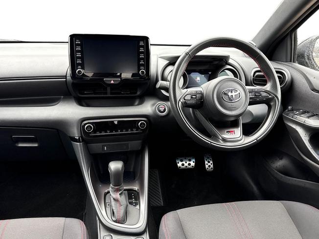 TOYOTA Yaris Photo 11
