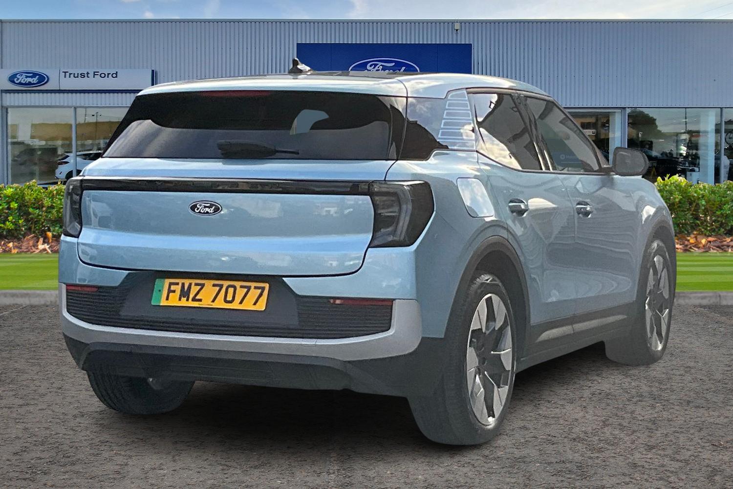 Ford Explorer Photo 3