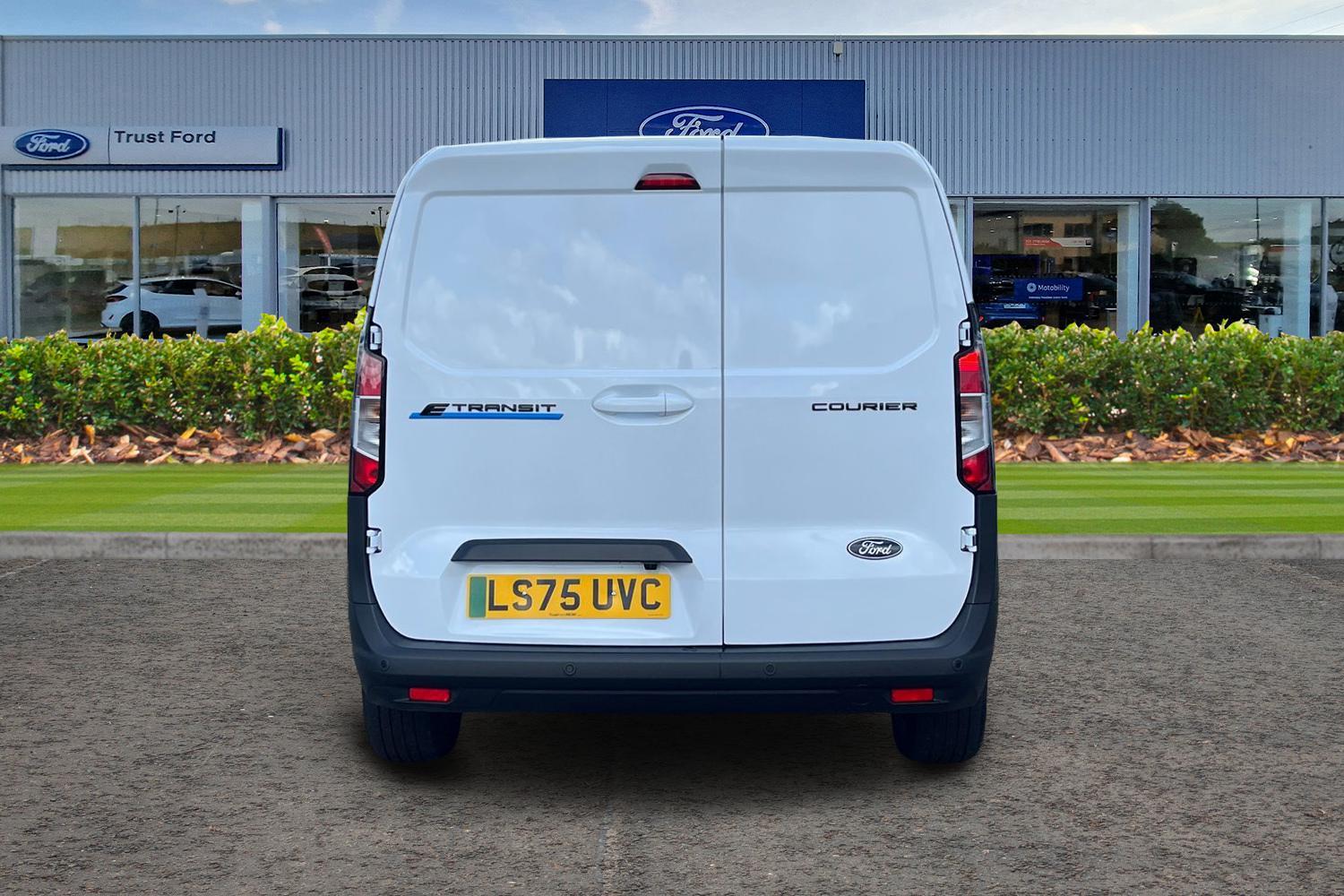Ford E-Transit Courier Photo 12