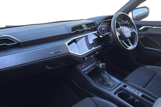 AUDI Q3 Photo 2