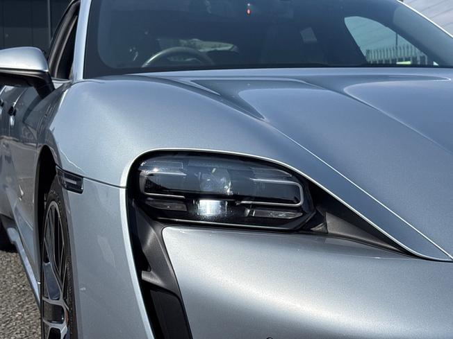 PORSCHE Taycan Photo 21
