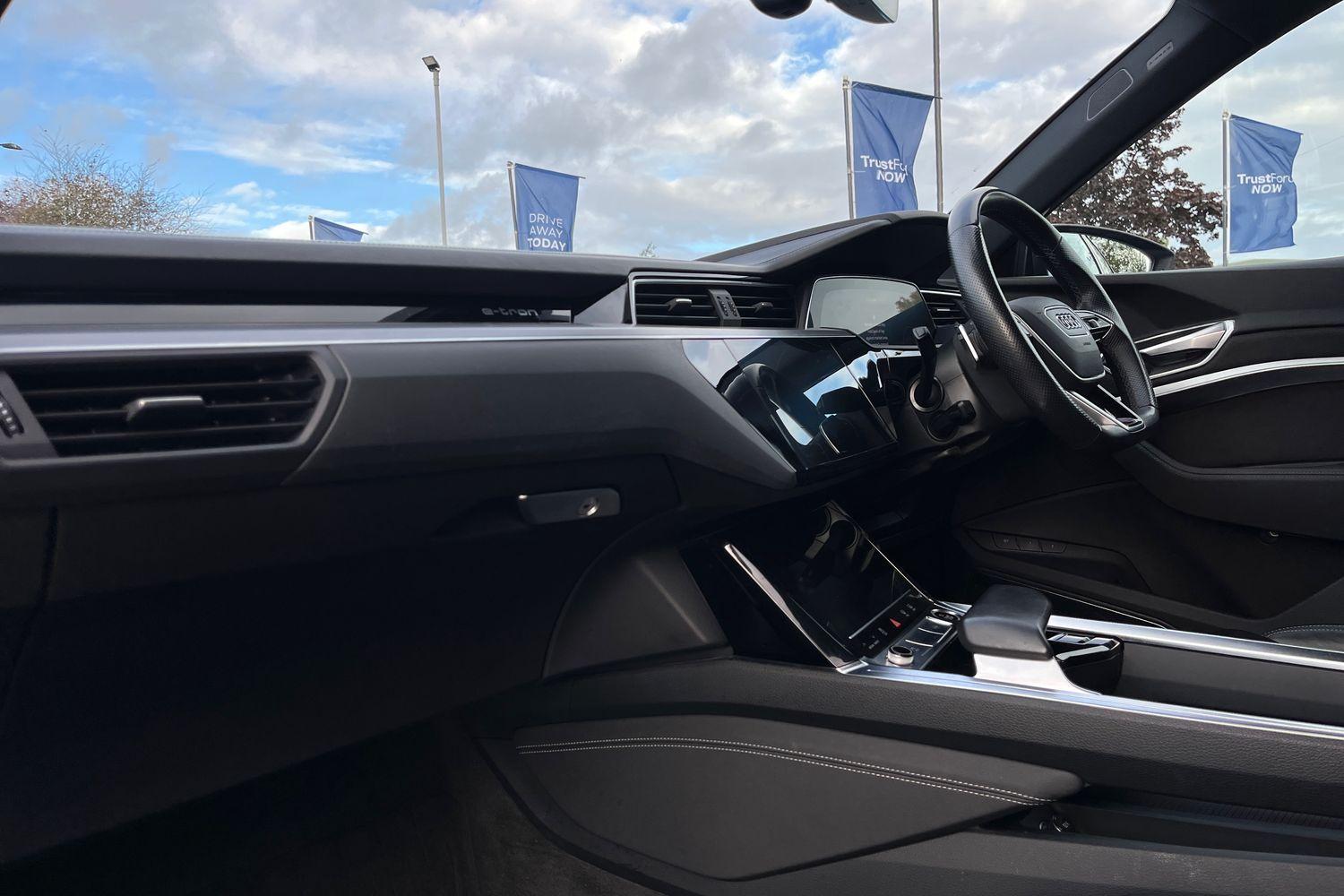 Audi e-tron Photo 17