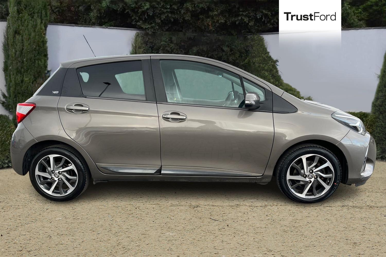 Toyota Yaris Photo 2