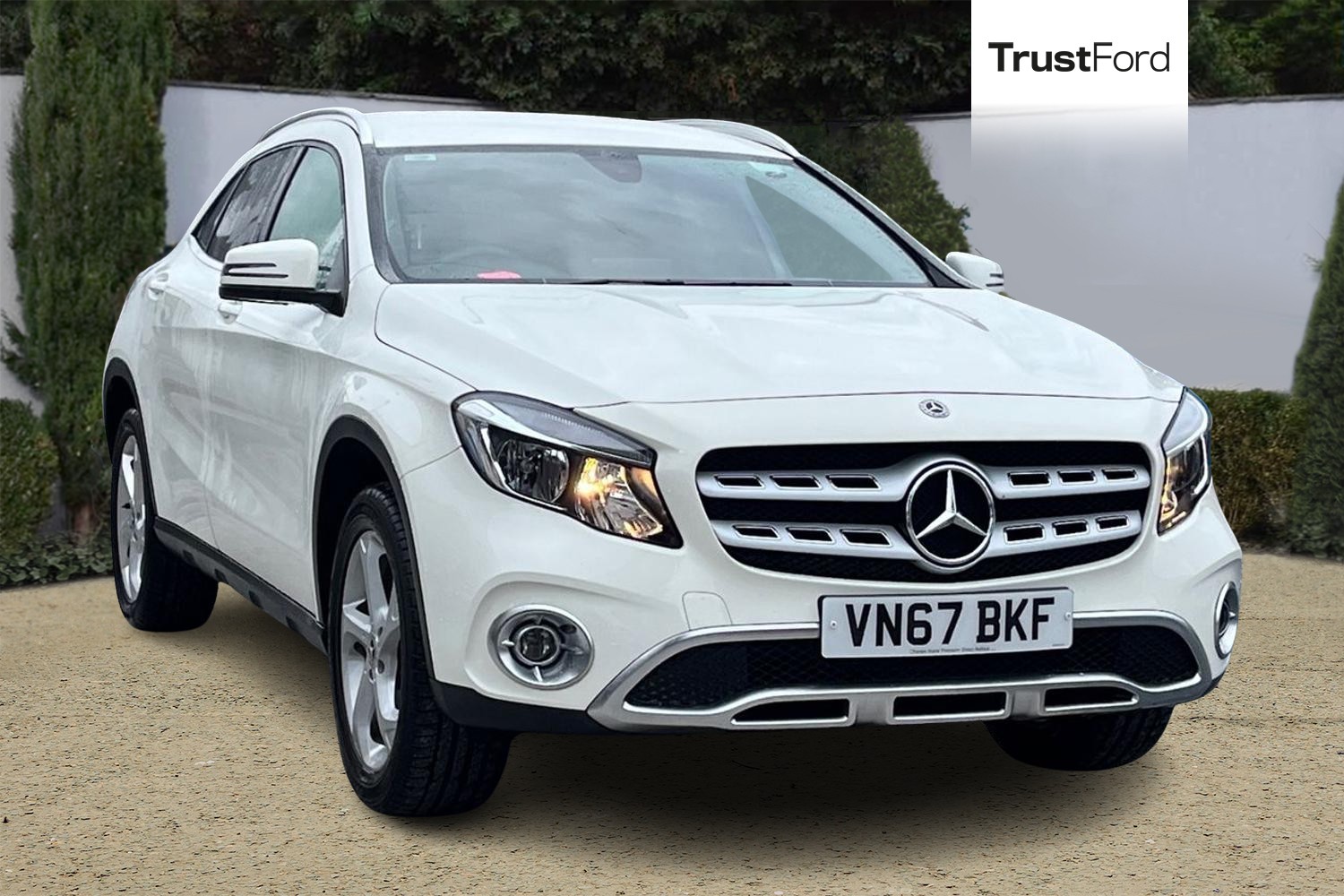 Mercedes-Benz GLA Photo 0