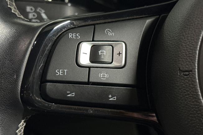 VOLKSWAGEN T-Roc Photo 16