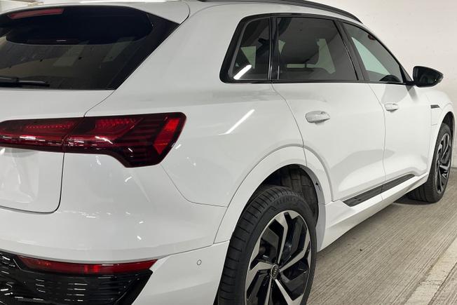 AUDI Q8 E-Tron Photo 36