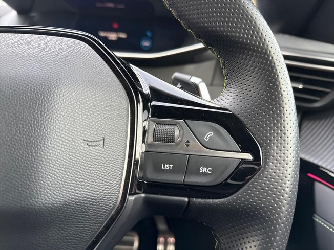 PEUGEOT 208 Photo 17