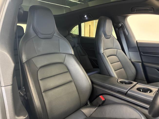 PORSCHE Taycan Photo 14