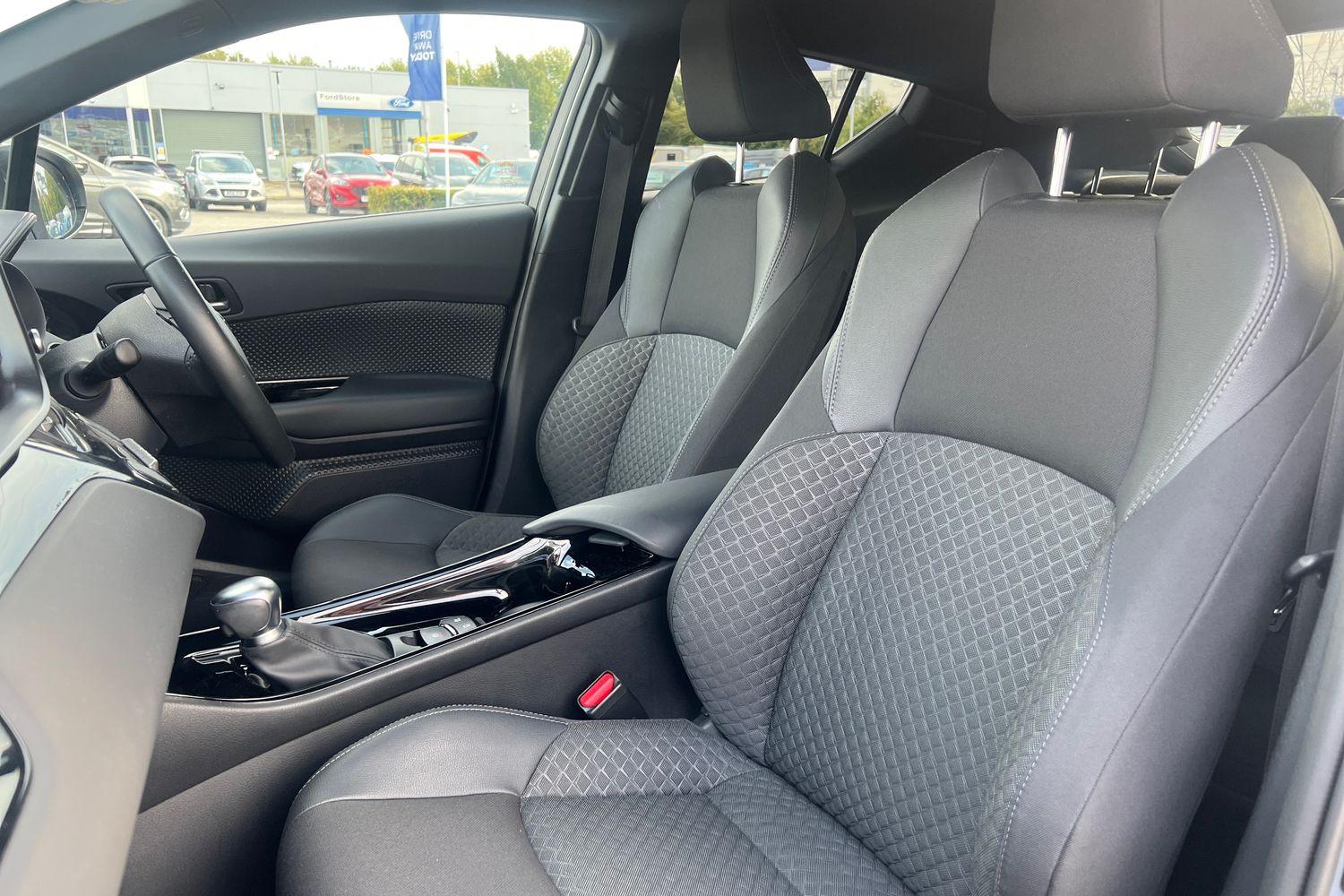 Toyota C-HR Photo 18