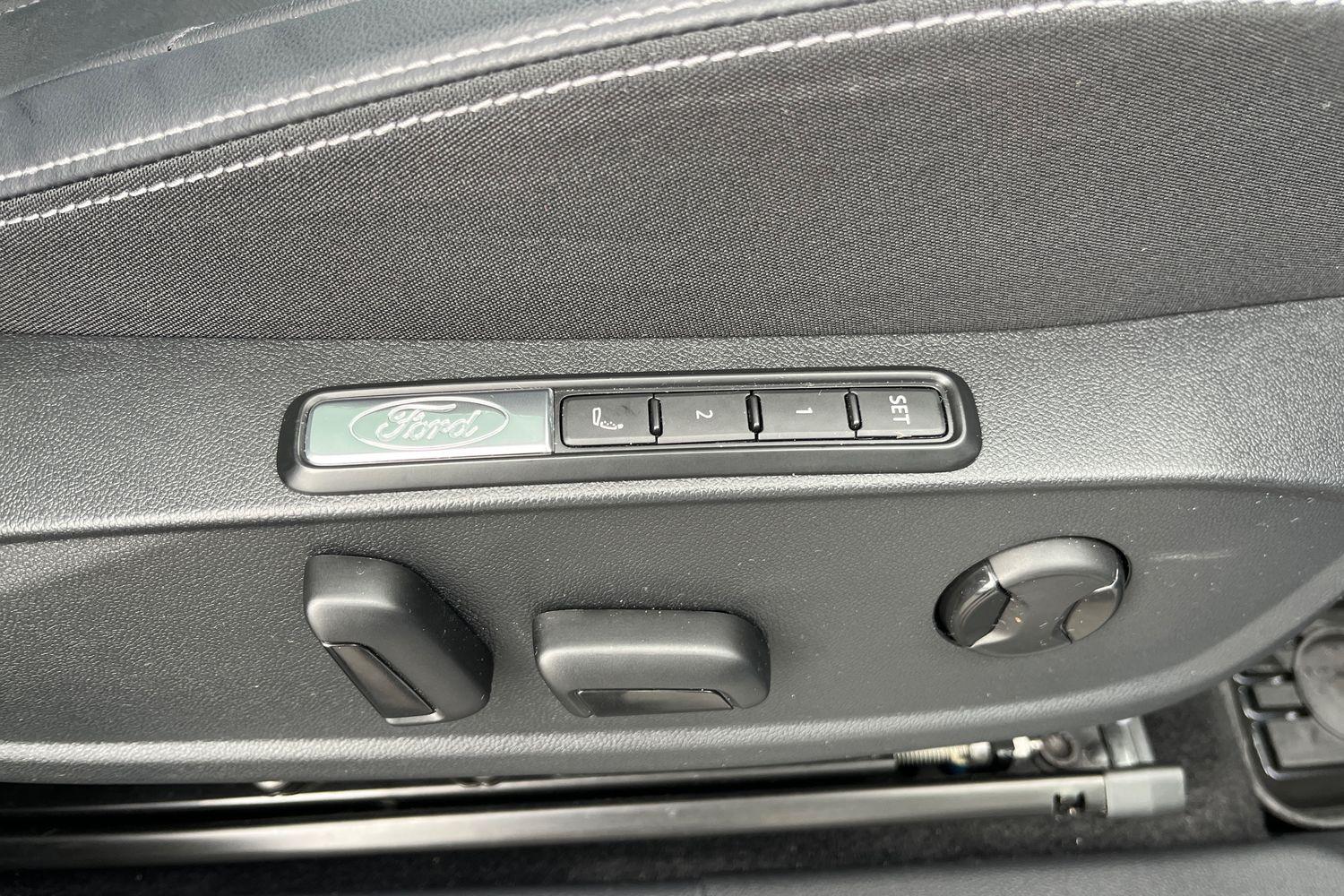 Ford EXPLORER Photo 24