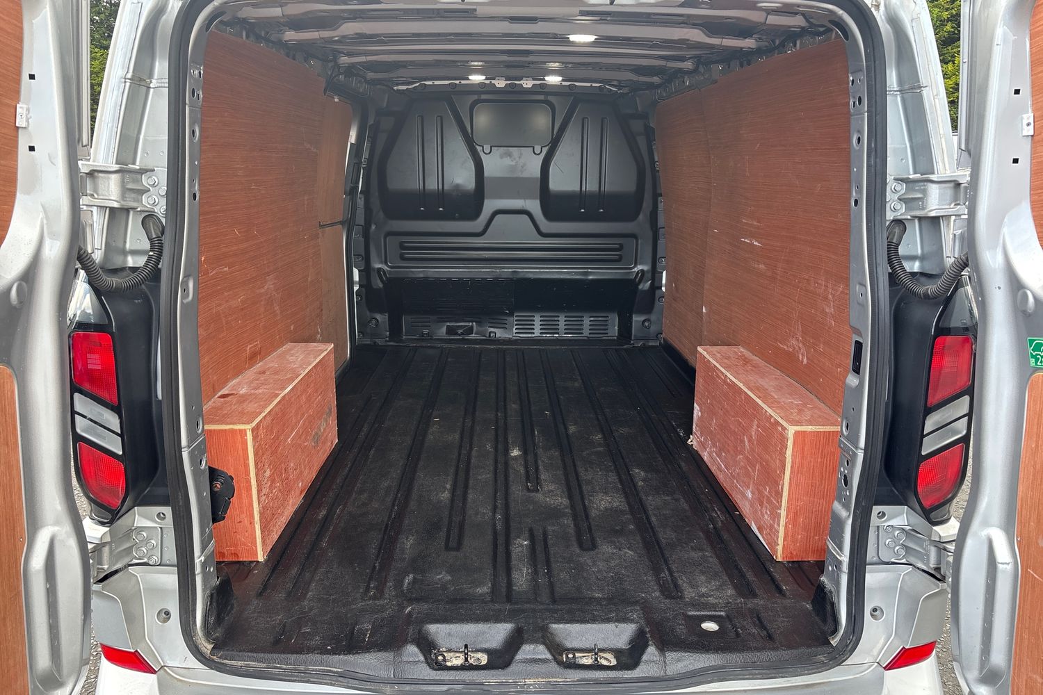 2025 Ford Transit Custom 2.0 280 EcoBlue Limited Panel Van 5dr Diesel Manual L2 H1 Euro 6 (s/s) (136 ps) - vehicle photo 12 for sale on PureCar