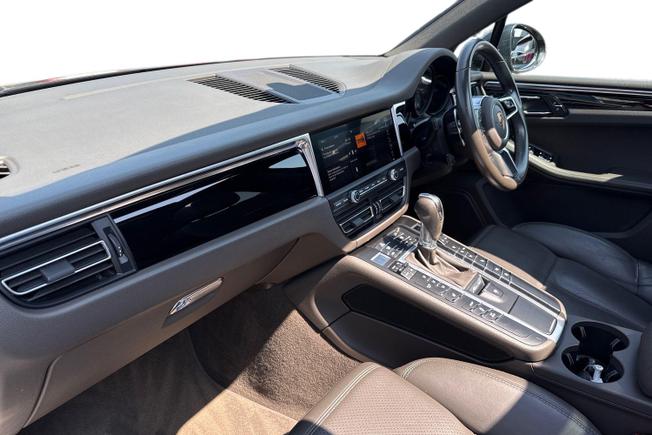 PORSCHE Macan Photo 2