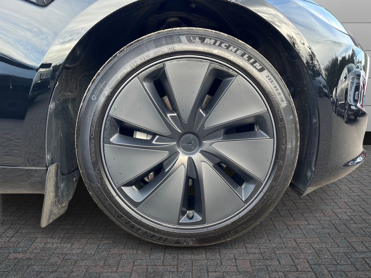 TESLA Model 3 Photo 8
